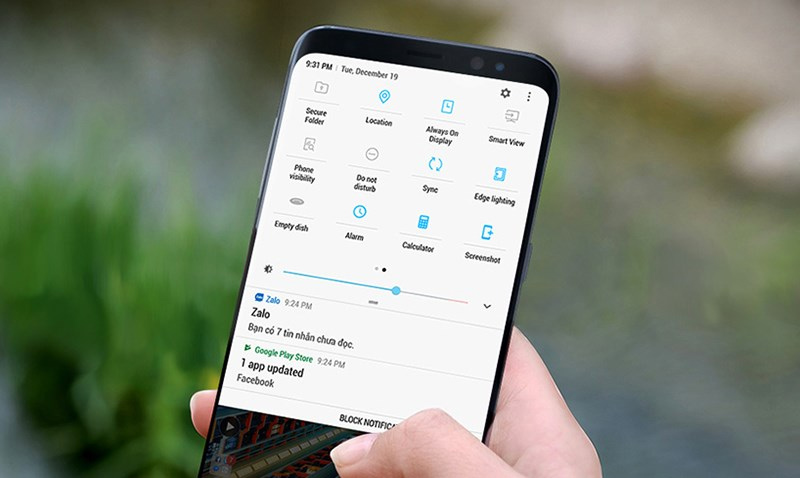 Quick Settings xuất hiện khi vuốt thanh trạng thái từ trên xuống