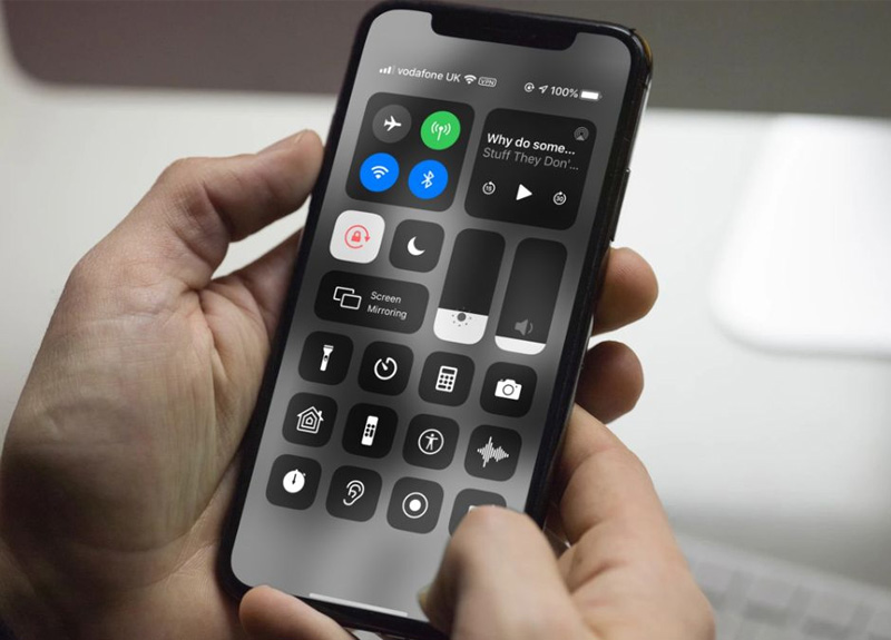 Xem phần trăm pin iPhone bằng cách mở Trung tâm điều khiển 