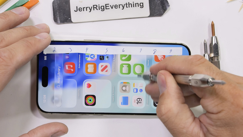 Test khả năng chống trầy iPhone Air