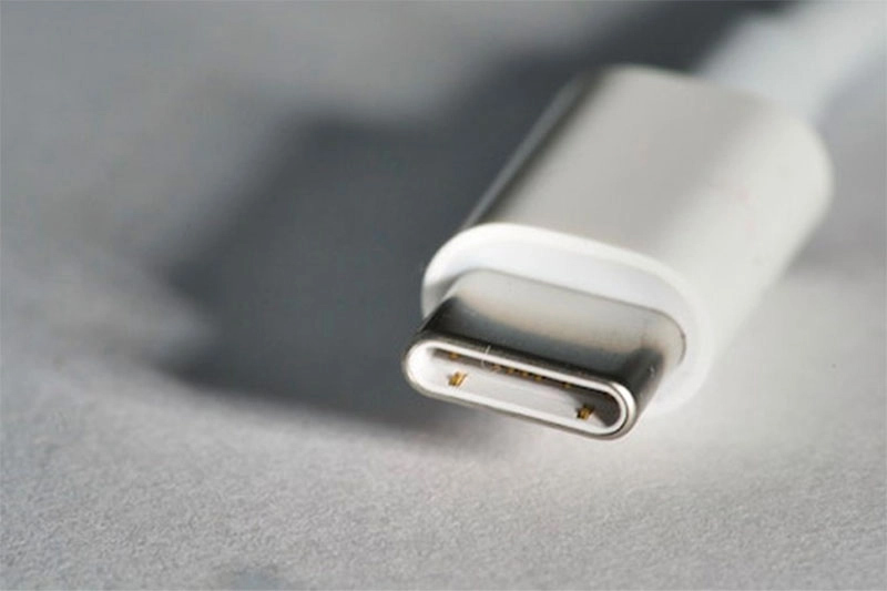 Thay cáp sạc mới cho iPhone để khắc phục lỗi không sạc được