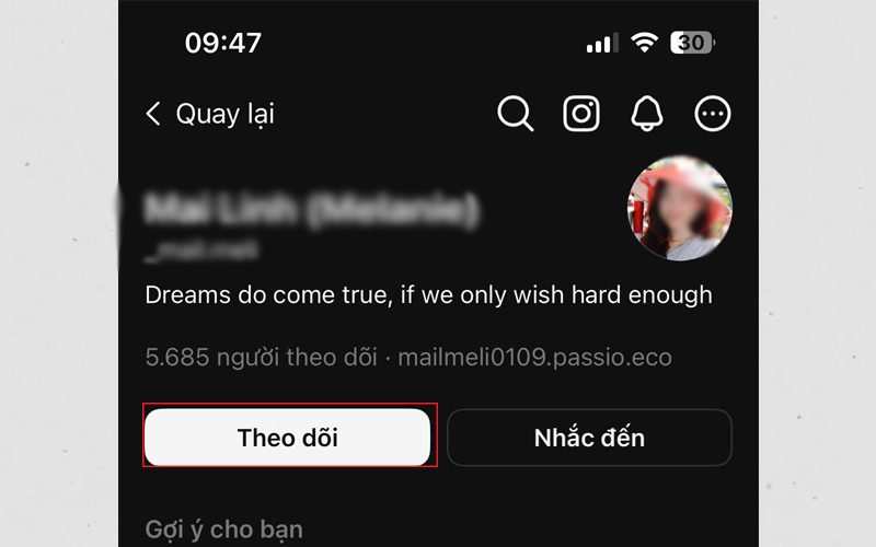 Vào trang cá nhân người dùng muốn xem và nhấn theo dõi