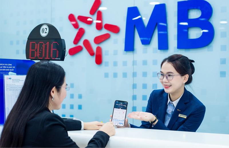 Đến ngân hàng MB Bank để tra cứu lịch sử giao dịch 