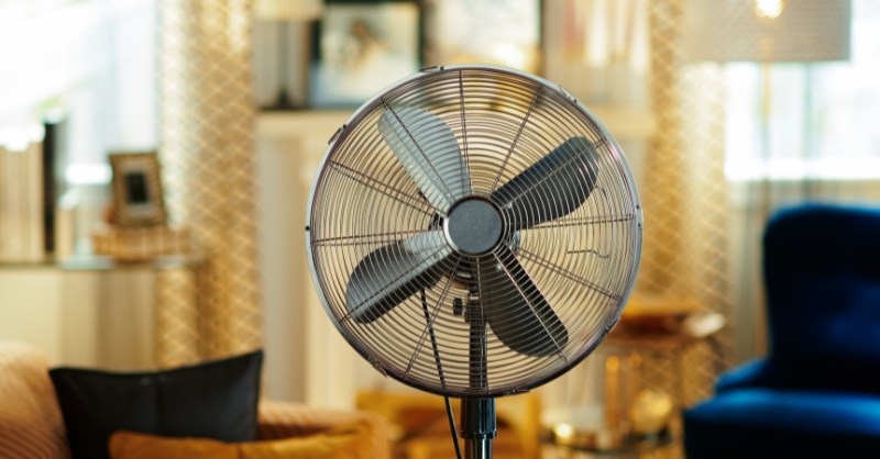Bạn nên nằm cùng hướng thổi của quạt
