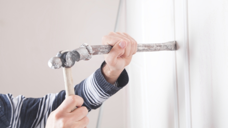 Đục tường để tạo rãnh theo đường đã đánh dấu