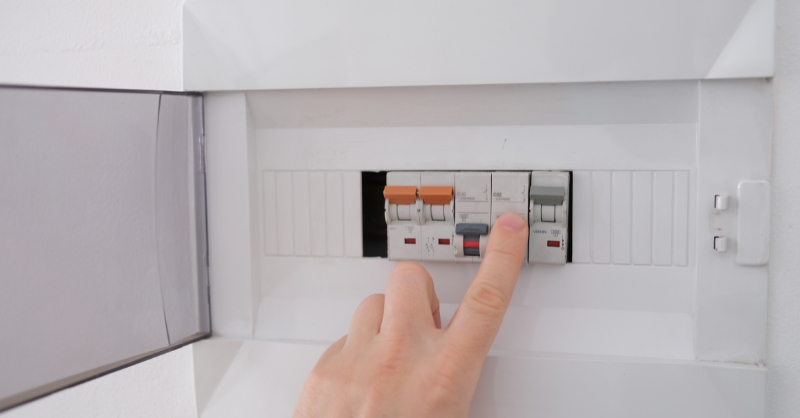 Ngắt nguồn điện máy lạnh Carrier trước khi vệ sinh