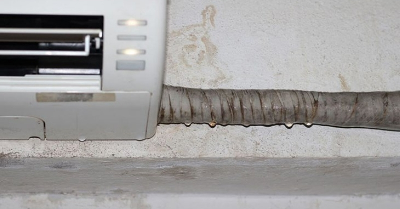 Ống thoát nước bị vỡ hoặc tắc nghẽn khiến máy lạnh chảy nước