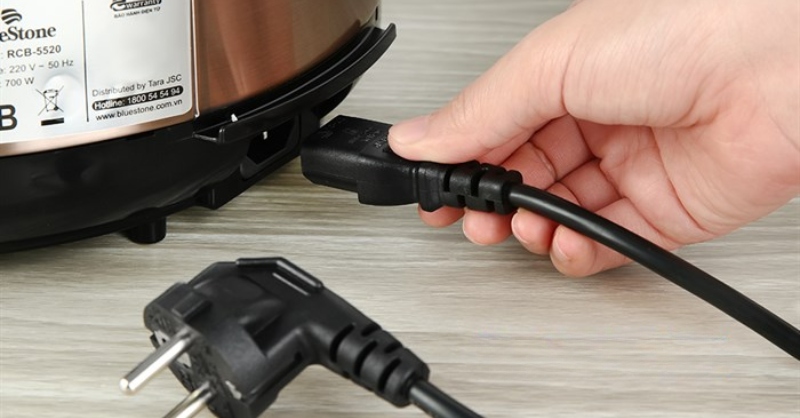 Đèn nồi cơm điện không sáng do phích cắm lỏng hoặc chưa kết nối nguồn