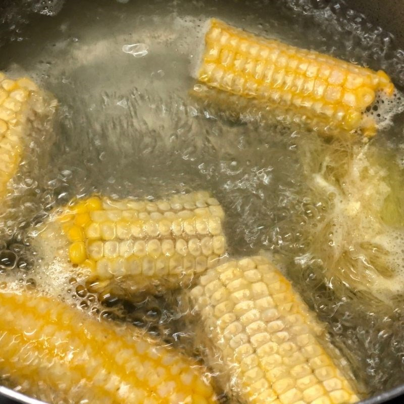 Cho hạt ngô và lõi ngô vào nồi