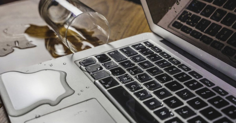 Macbook bị vô nước