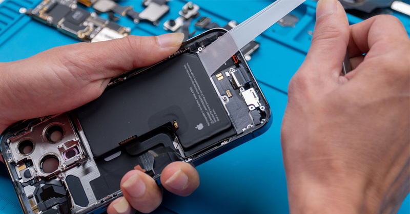 Chuẩn bị đầy đủ dụng cụ trước khi thực hiện thay pin iPhone tại nhà