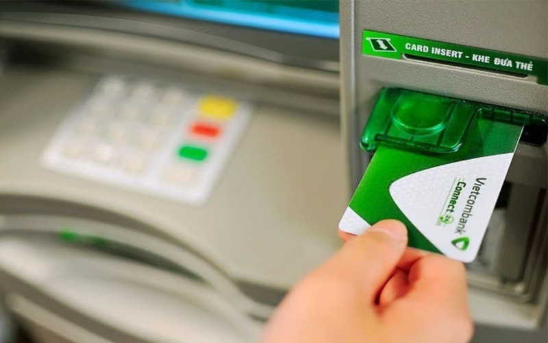 Đến cây ATM Vietcombank gần nhất để đăng ký SMS Banking