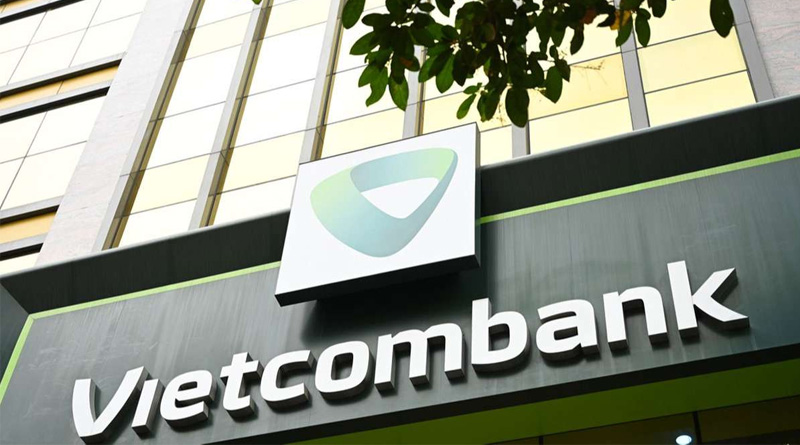 Đến chi nhánh hoặc phòng giao dịch Vietcombank để đăng ký SMS Banking