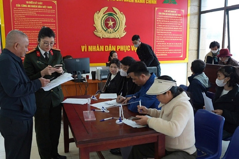 Mang theo CCCD gắn chip đến cơ quan Công an để khóa tài khoản VNeID