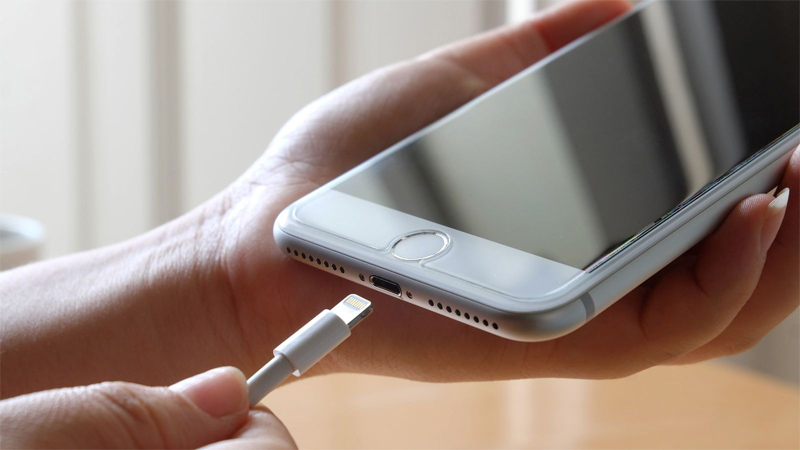 Nguồn điện không ổn định có thể khiến iPhone đang sạc bị dừng