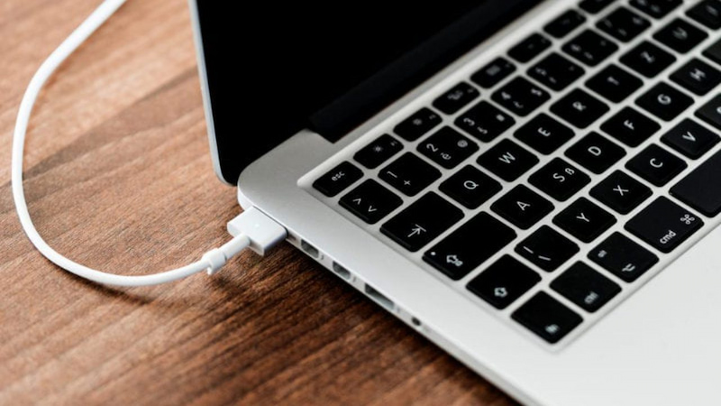 Kiểm tra nguồn điện và pin khi màn hình Macbook bị đen