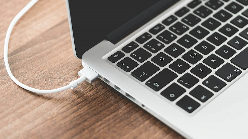 Kiểm tra nguồn điện và pin khi Macbook không lên màn hình