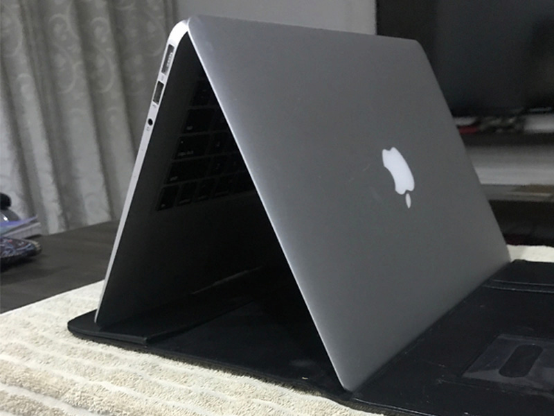 Lật úp MacBook để nước thoát ra ngoài