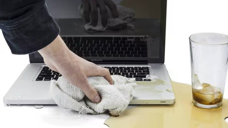 Lau khô bề mặt bàn phím nhanh chóng