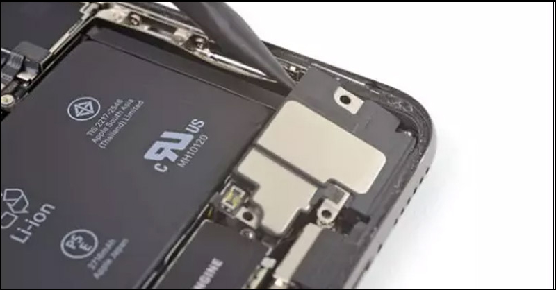 Lấy bộ phận loa ngoài khỏi thân máy iPhone