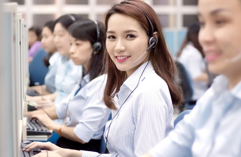 Gọi đến hotline của nhà mạng để báo cáo khóa SIM do nạp sai mã thẻ