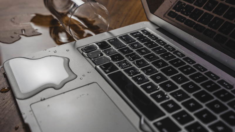 Xử lý sự cố tràn chất lỏng lên bàn phím Macbook nhanh chóng