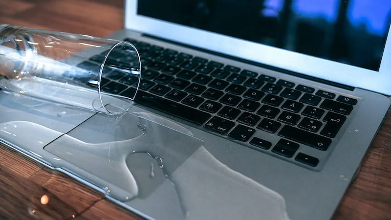 Macbook bị vô nước vô cùng nguy hiểm