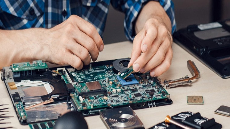Mang laptop đến trung tâm bảo hành chính hãng để khắc phục lỗi