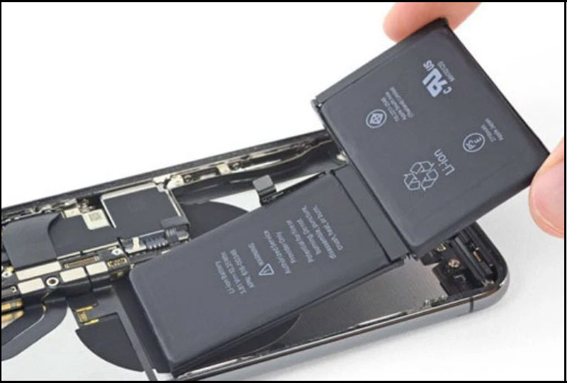 Lấy pin cũ ra khỏi iPhone bằng công cụ nhựa