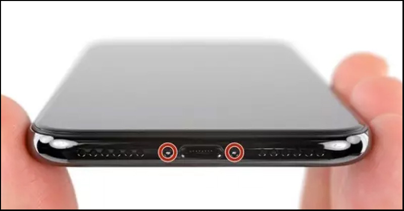 Tháo ốc dưới iPhone sau khi tắt nguồn