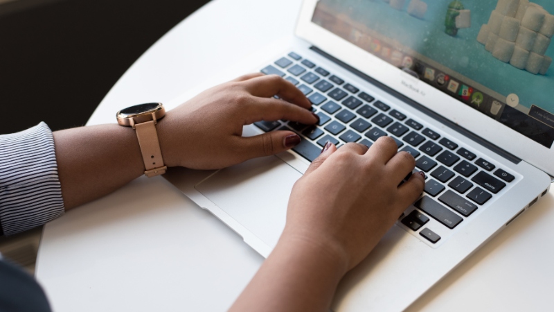 Vệ sinh bàn phím Macbook định kỳ để thiết bị duy trì hiệu quả hoạt động