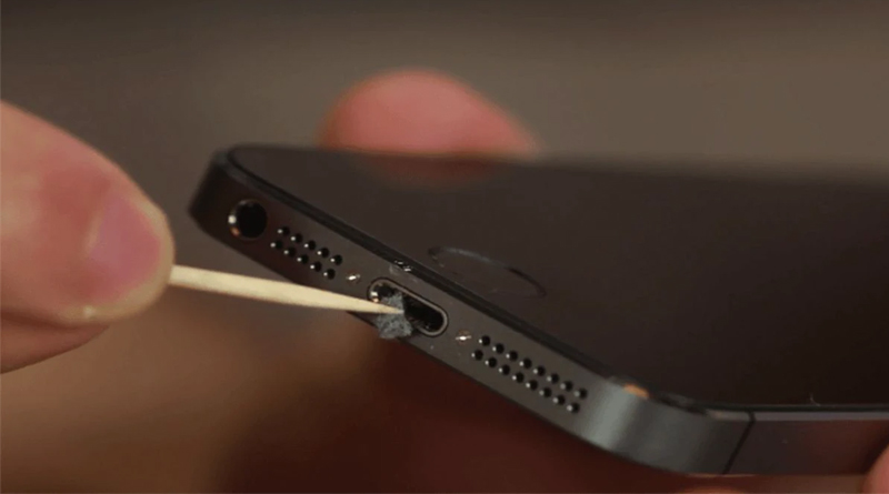 Khắc phục iPhone đang sạc bị dừng bằng cách vệ sinh cổng sạc