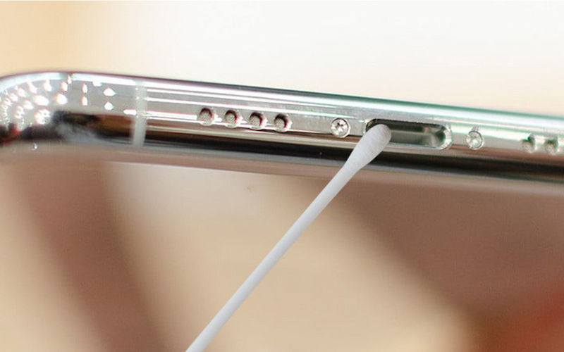 Vệ sinh cổng sạc iPad sạc không vào pin