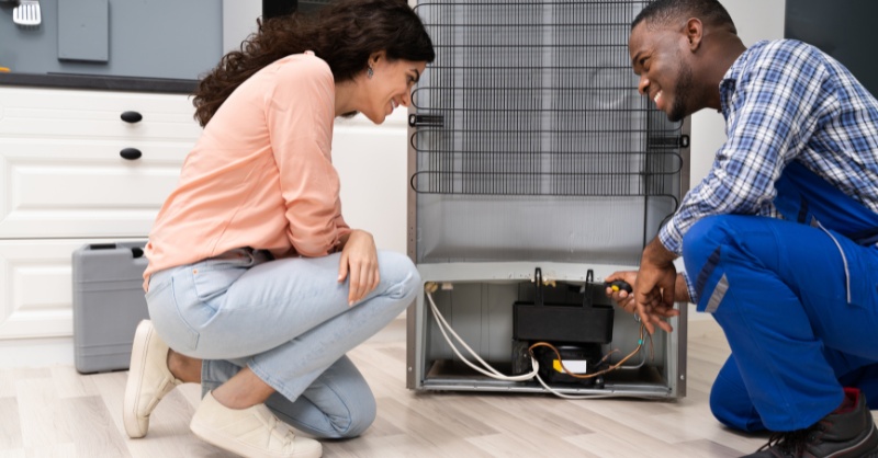 Bạn nên gọi thợ kỹ thuật điện lạnh có chuyên môn để được kiểm tra block