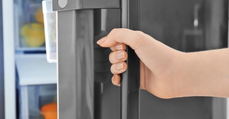 Cửa tủ lạnh chưa được đóng kín khiến tủ lạnh Hitachi báo lỗi OP