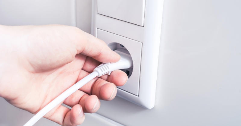 Tuyệt đối không cắm hoặc rút phích điện khi tay ướt