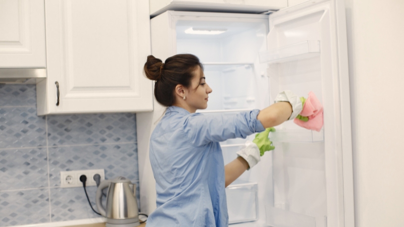 Vệ sinh tủ lạnh định kỳ