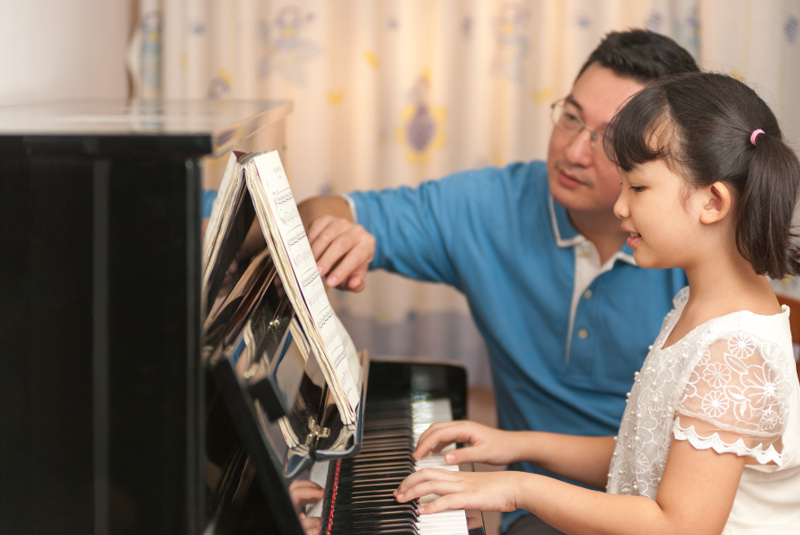 Bé gái chơi đàn piano