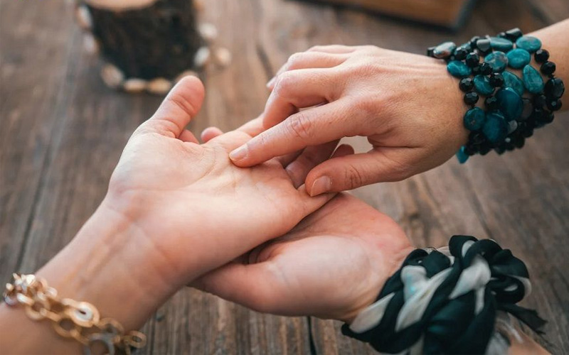 Phụ nữ sở hữu bàn tay chữ M có tính cách kiên cường, độc lập