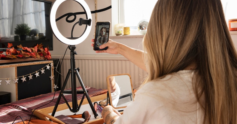 Caption (cap) TikTok là đoạn văn bản ngắn đi kèm video