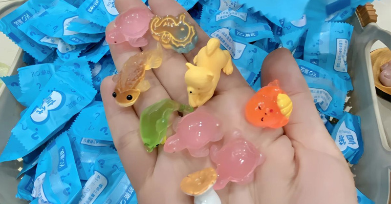 Túi mù còn có các tên gọi khác là blind bag hoặc túi bất ngờ