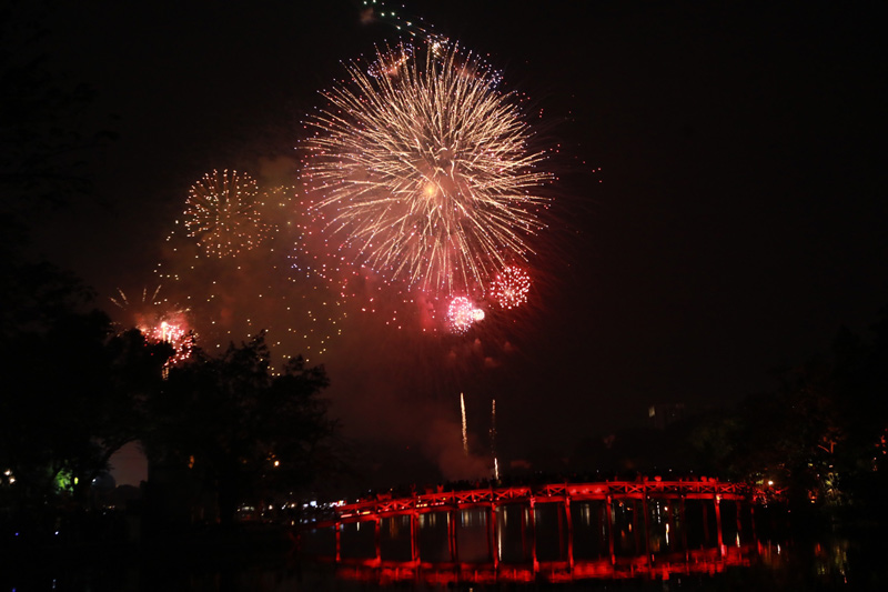 Bắn pháo hoa tại Hà Nội