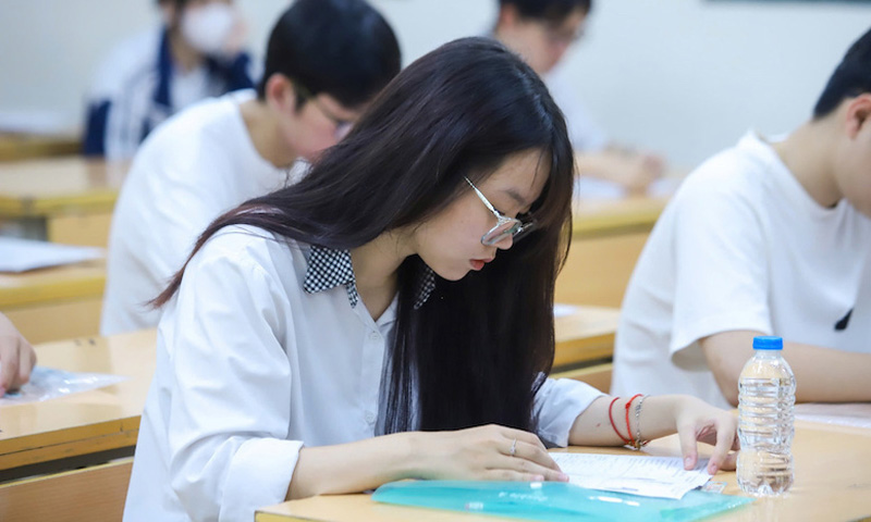 Thường xuyên theo dõi thông báo từ Bộ GD&ĐT và nhà trường