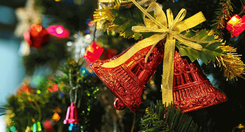 Ý tưởng trang trí cây thông Noel với chuông trong mùa Giáng sinh 