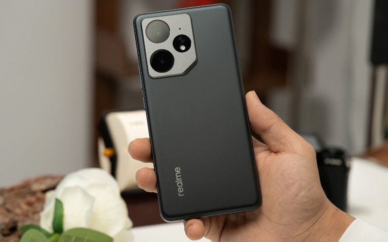 Realme Neo7 với mặt lưng bo cong