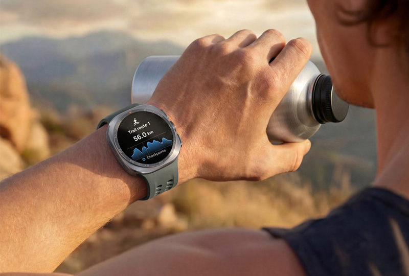 Thoải mái quan sát màn hình của Galaxy Watch Ultra 2 dưới nắng gắt