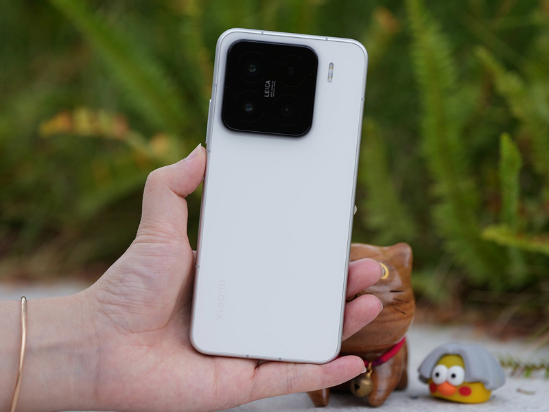 Xiaomi 15 có kích thước nhỏ gọn hơn Xiaomi 15 Pro