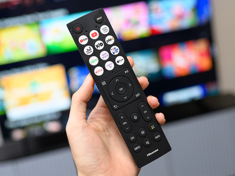 Tivi Hisense đi kèm chiếc remote giúp người dùng dễ dàng thao tác