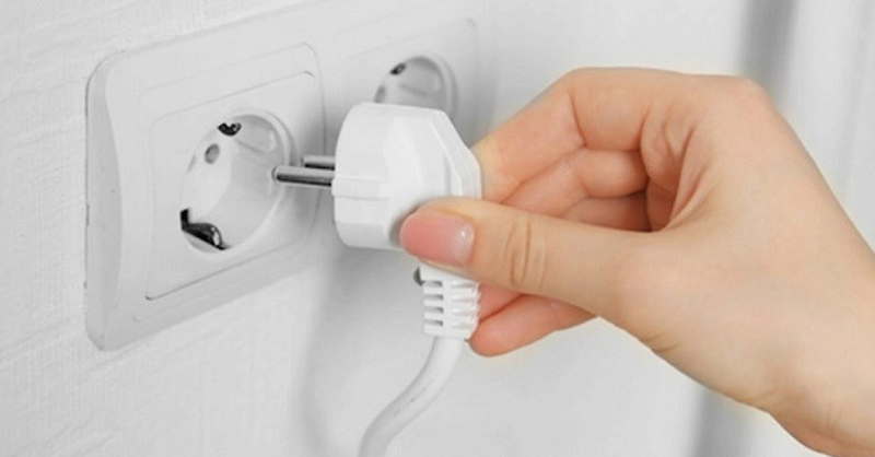 Rút phích cắm khỏi ổ điện trước khi tháo lắp hoặc lau chùi
