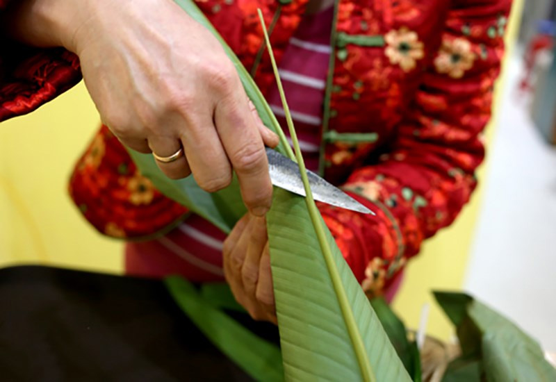 Dùng dao cắt bớt phần sống lá nhưng chú ý nhẹ nhàng để lá không bị rách