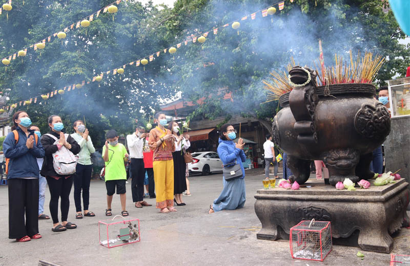 Chọn trang phục lịch sự, kín đáo để đi chùa